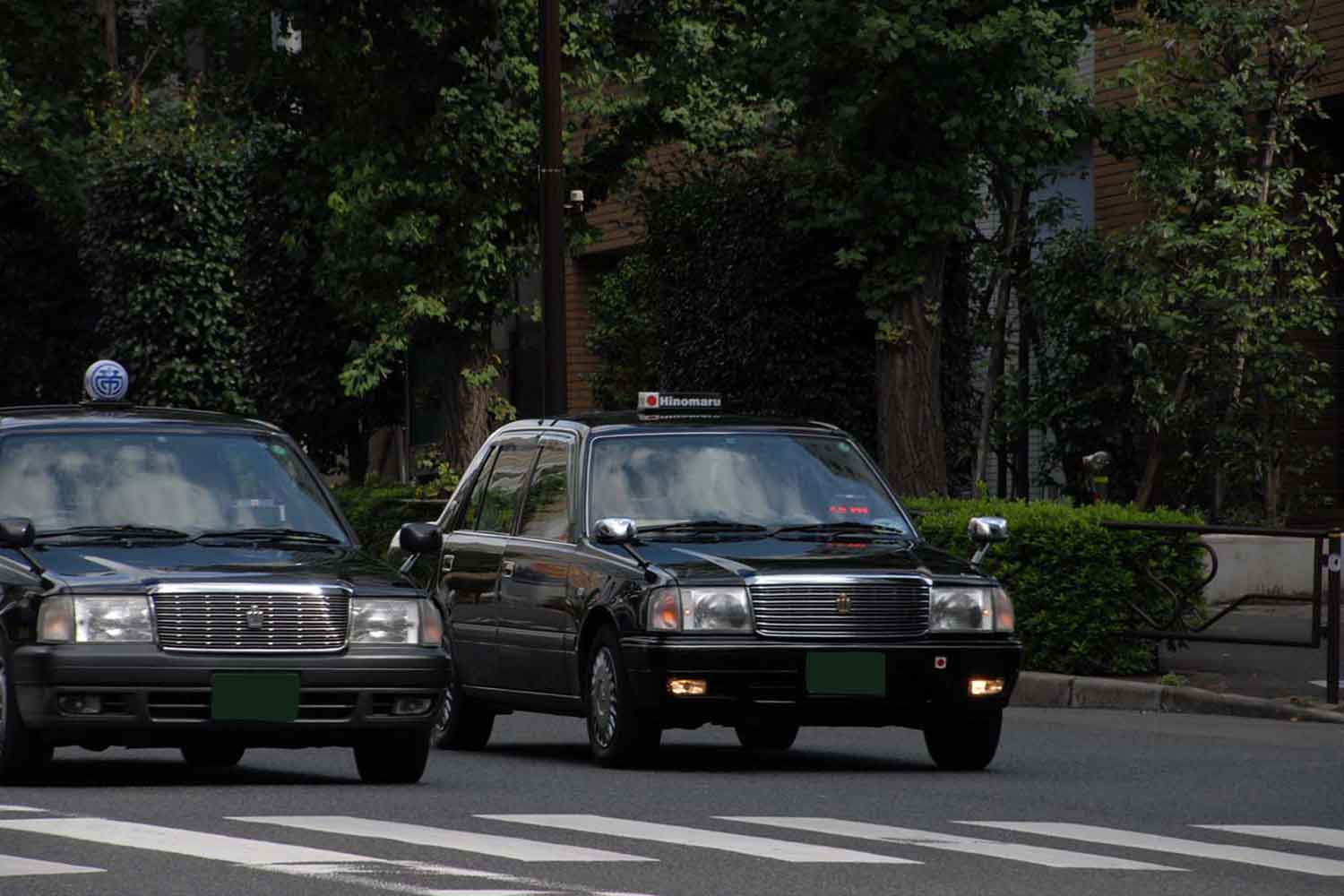 街中を走るトヨタ・クラウン コンフォートタクシー