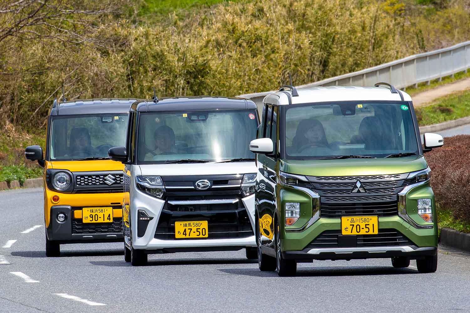 スーパーハイト軽自動車3台が連なっている写真