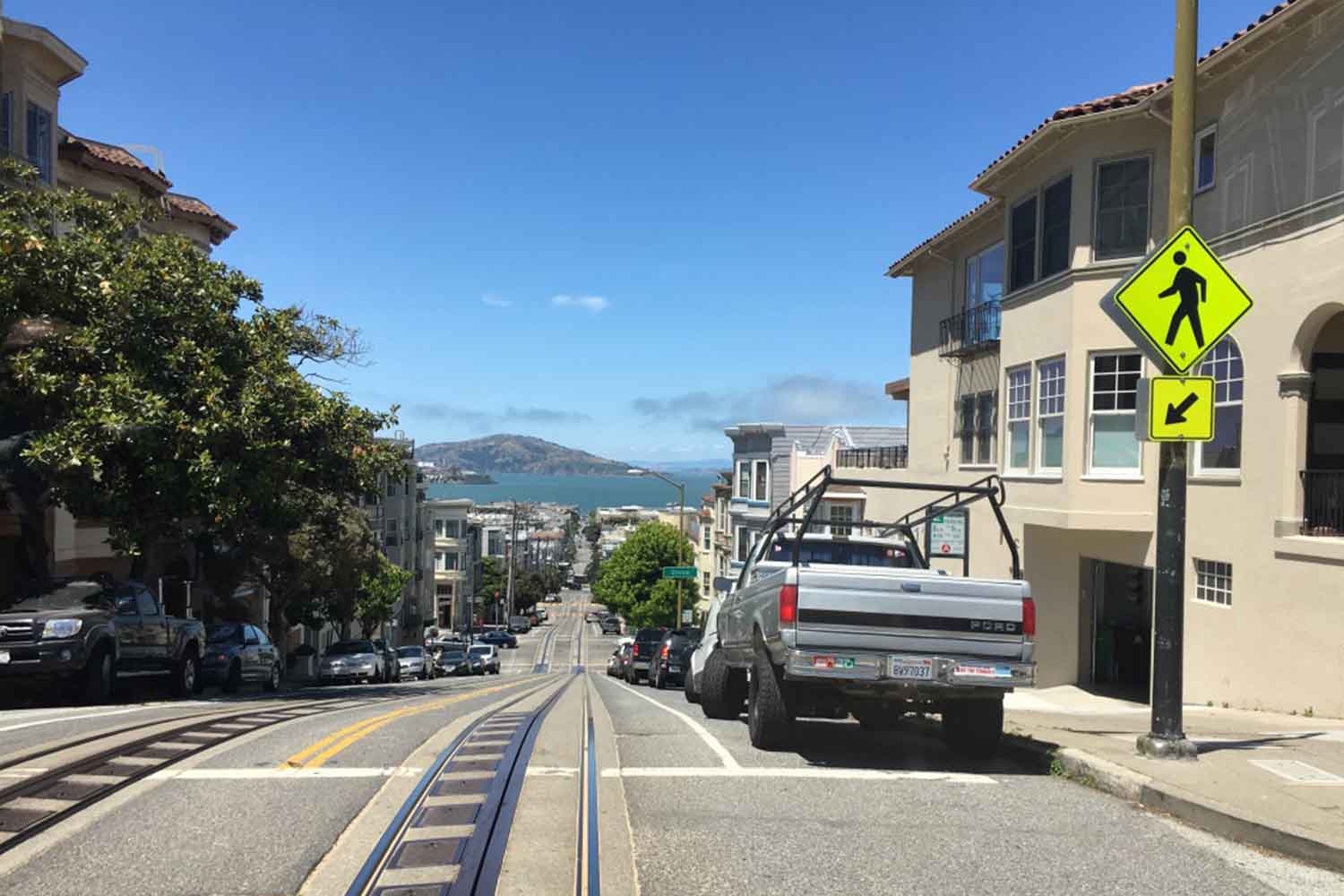 カリフォルニアの路上駐車しているクルマ