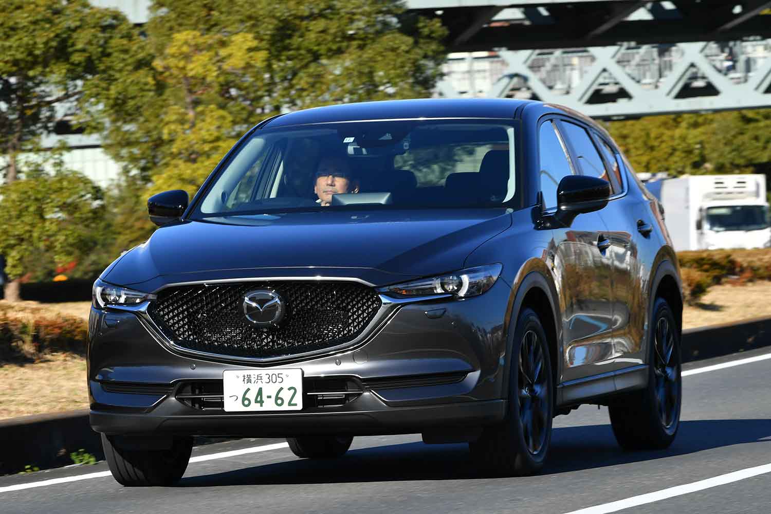 街中を走行するマツダCX-5 〜 画像4