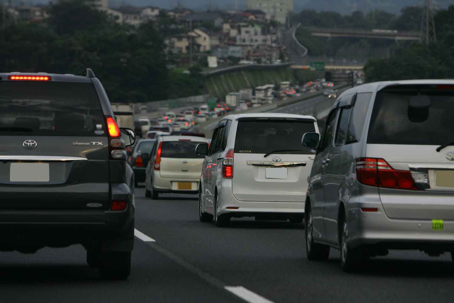 下り坂の高速道路での渋滞