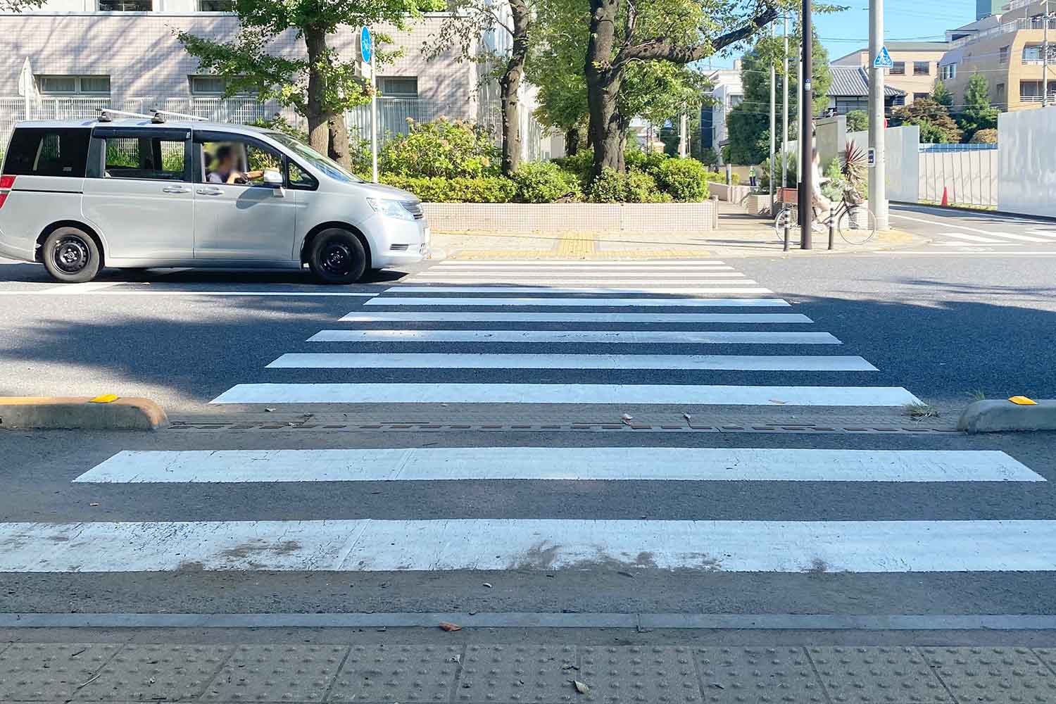 停止線を割って横断歩道の前で停車するクルマ