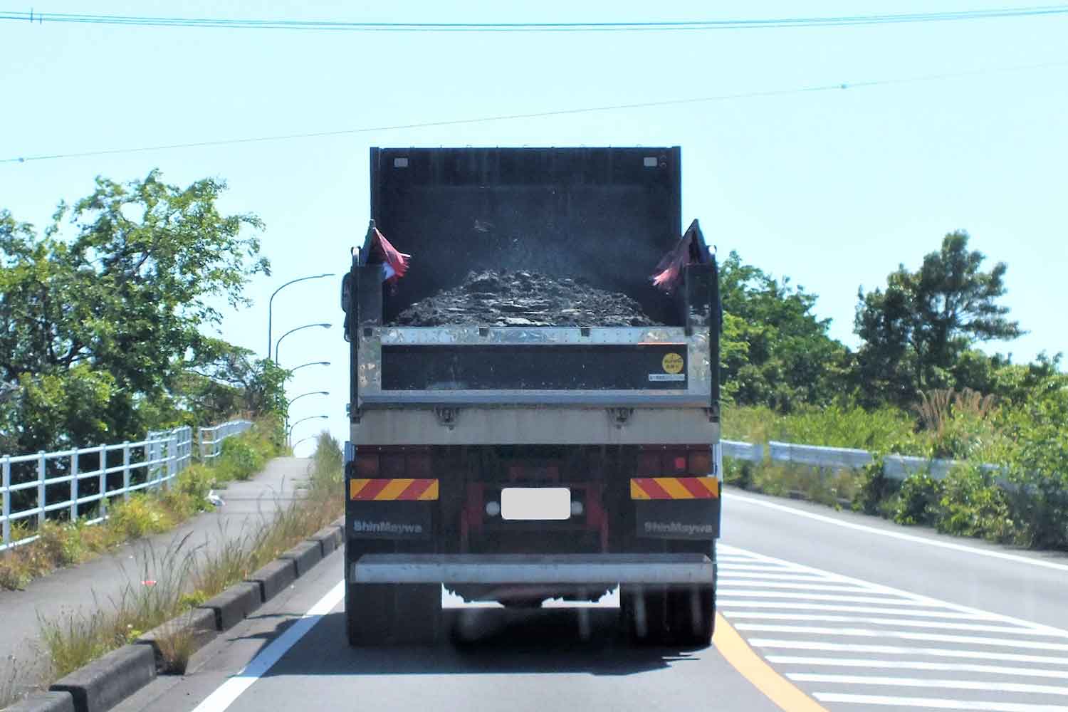 積載物を運搬するダンプカー