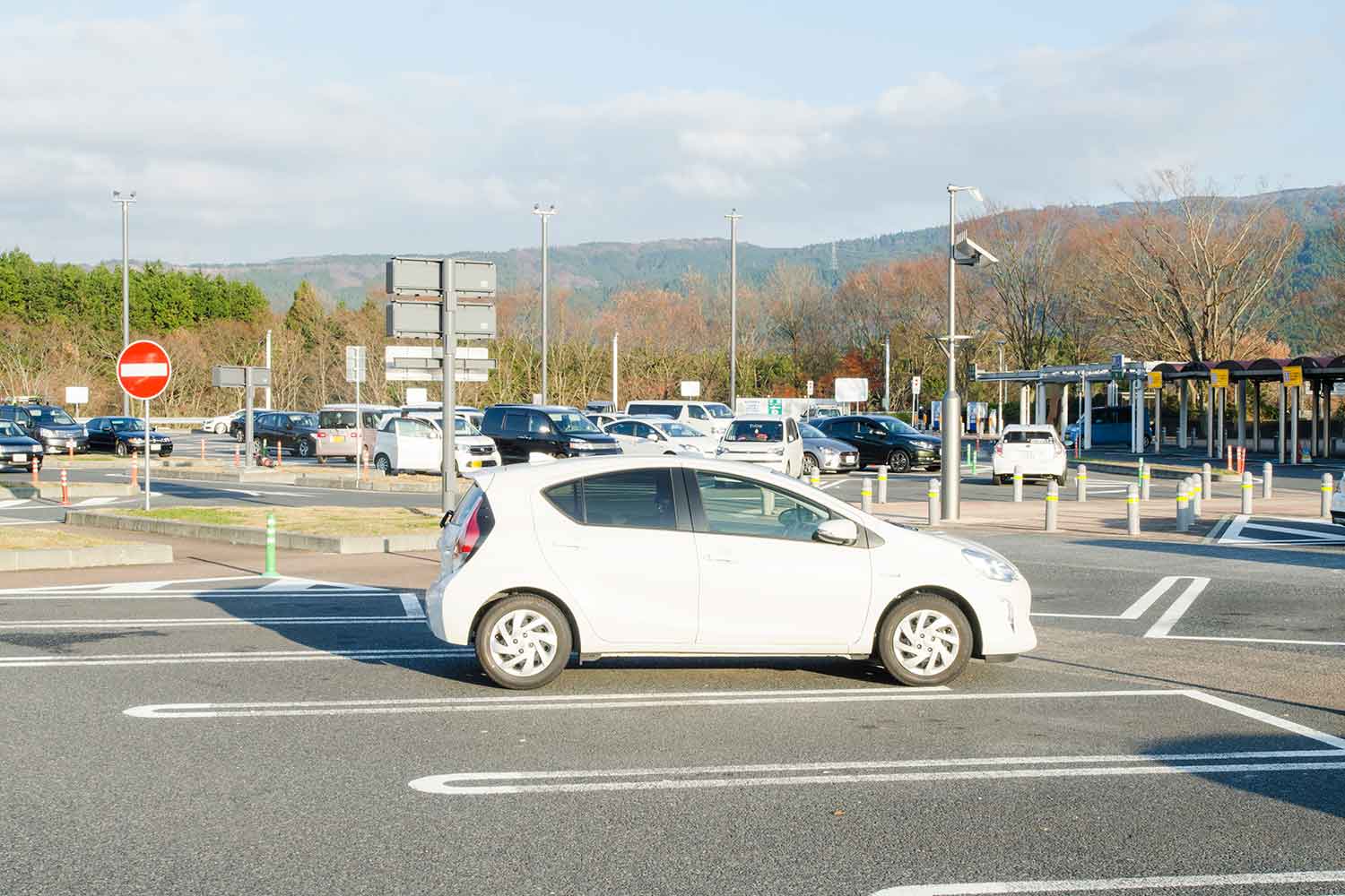 高速道路のサービスエリアの駐車場のイメージ