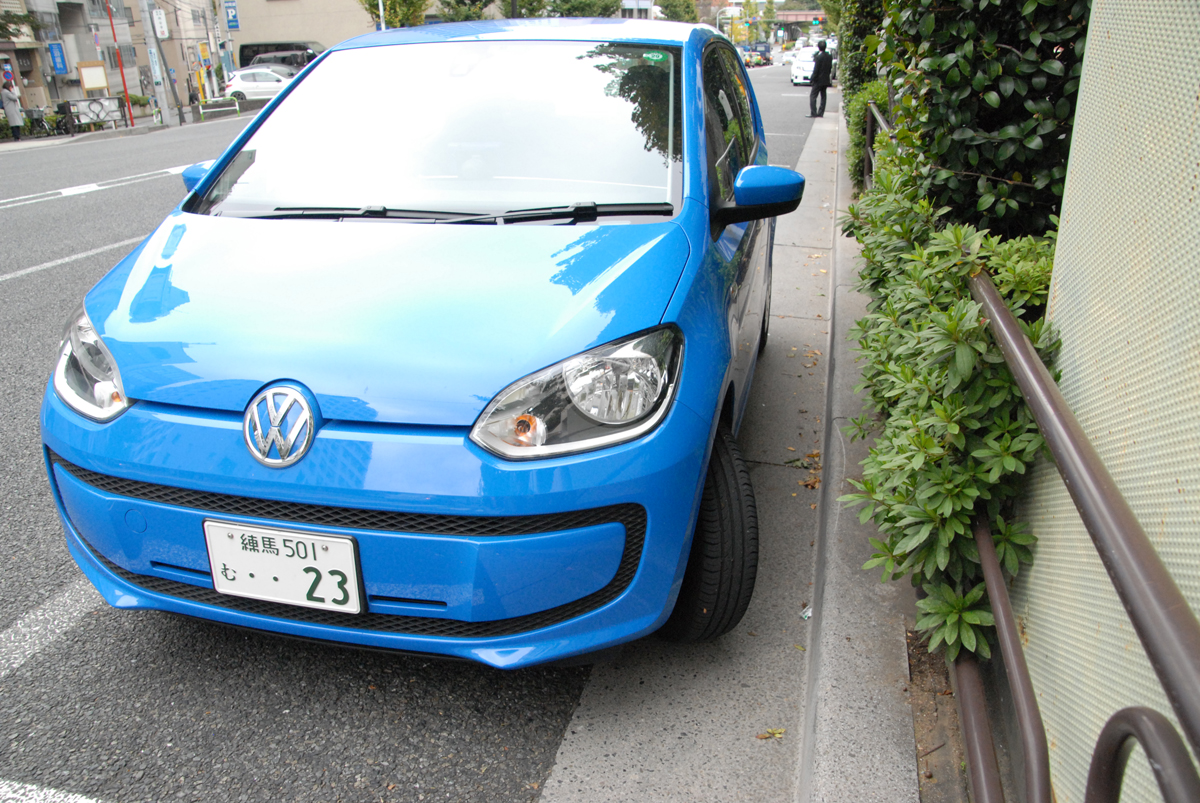 左にステアリングを切って駐車したクルマ