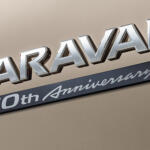 【画像】キャラバンの誕生50周年を盛り上げる特別仕様車！　ブラックアイテムと特別ロゴを装備した「50th Anniversary」は2024年3月までの期間限定受注 〜 画像3