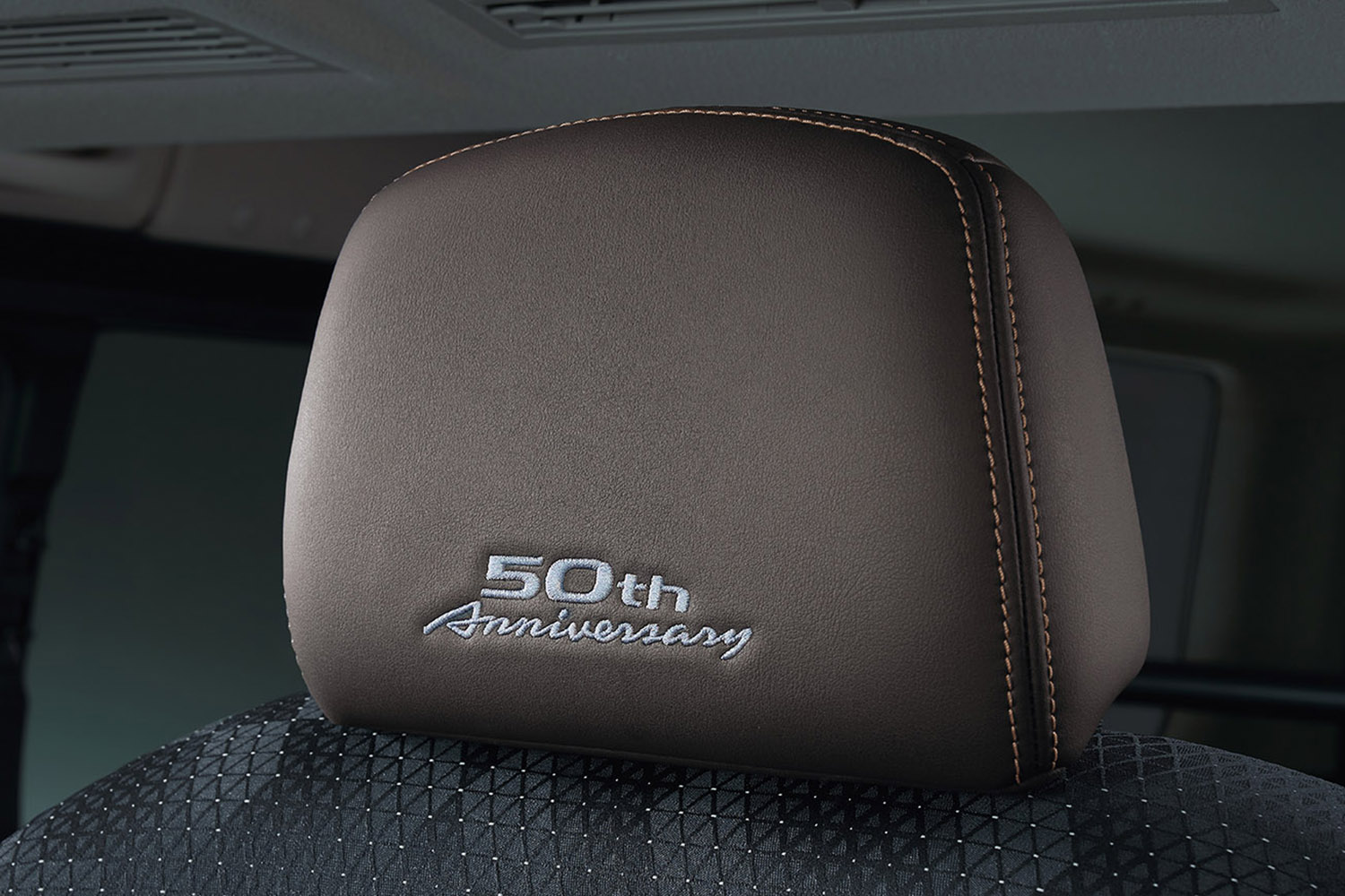 日産キャラバン「50th Anniversary」のヘッドレスト