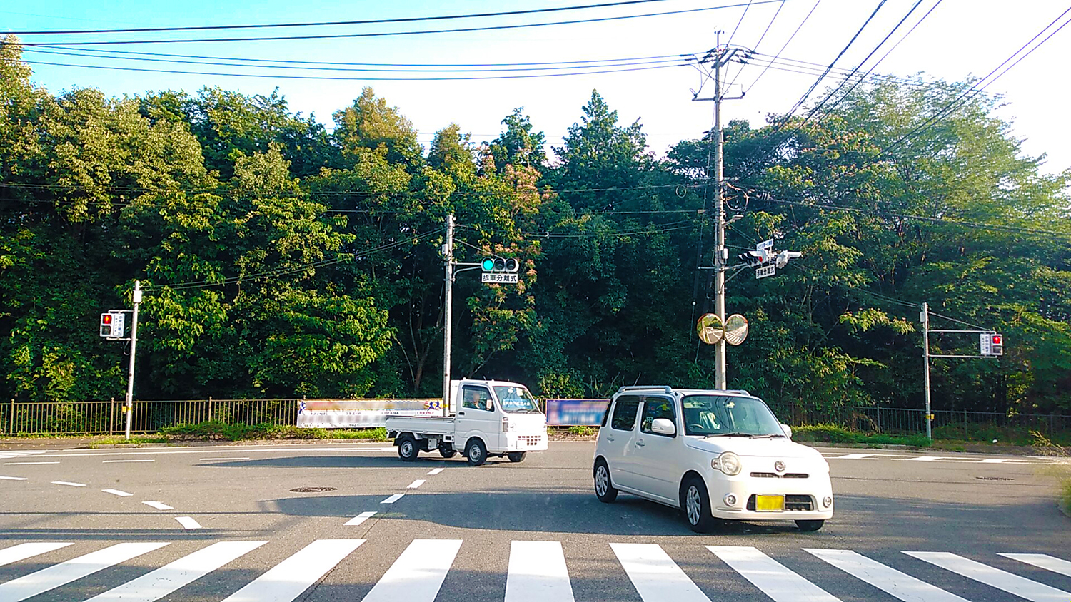 交差点内で右折町のイメージ 〜 画像5