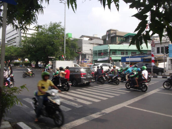 逆走したいから歩道を走る！　インドネシアで見た無法者バイクと警察の攻防