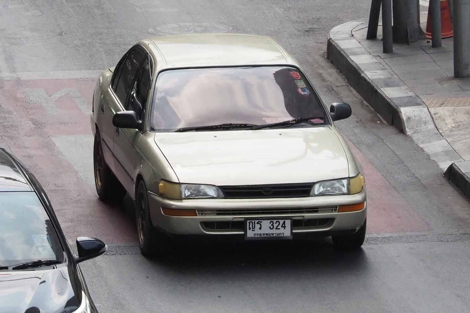 バンコク市内を走行するトヨタ・カローラ（7代目）