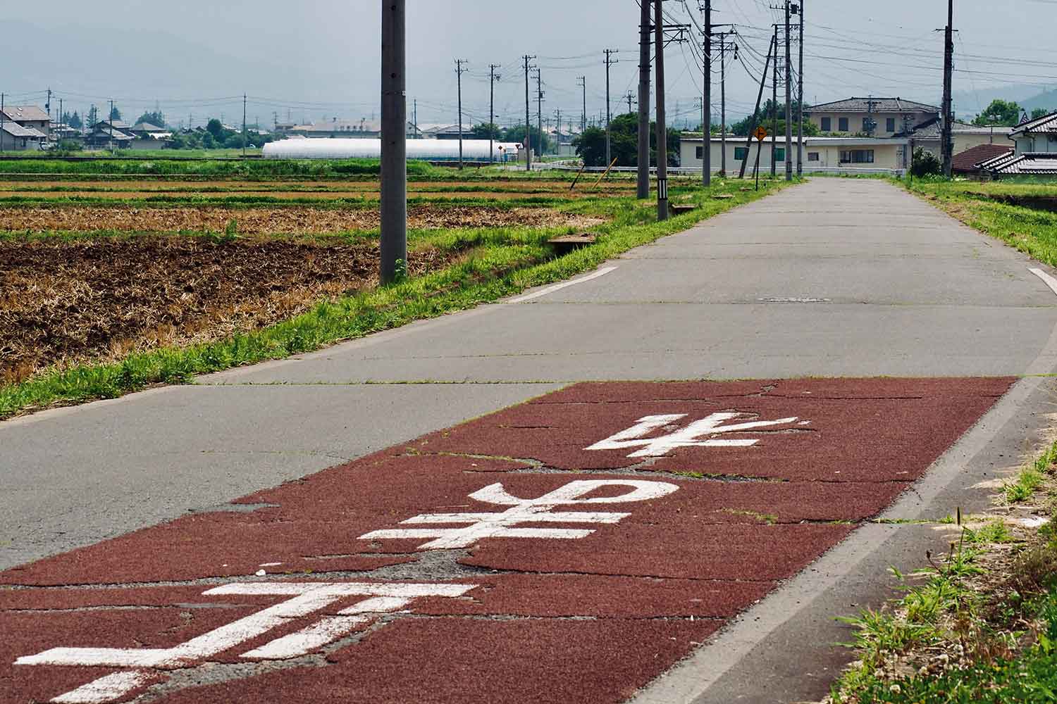 茶褐色のアスファルト舗装のイメージ写真