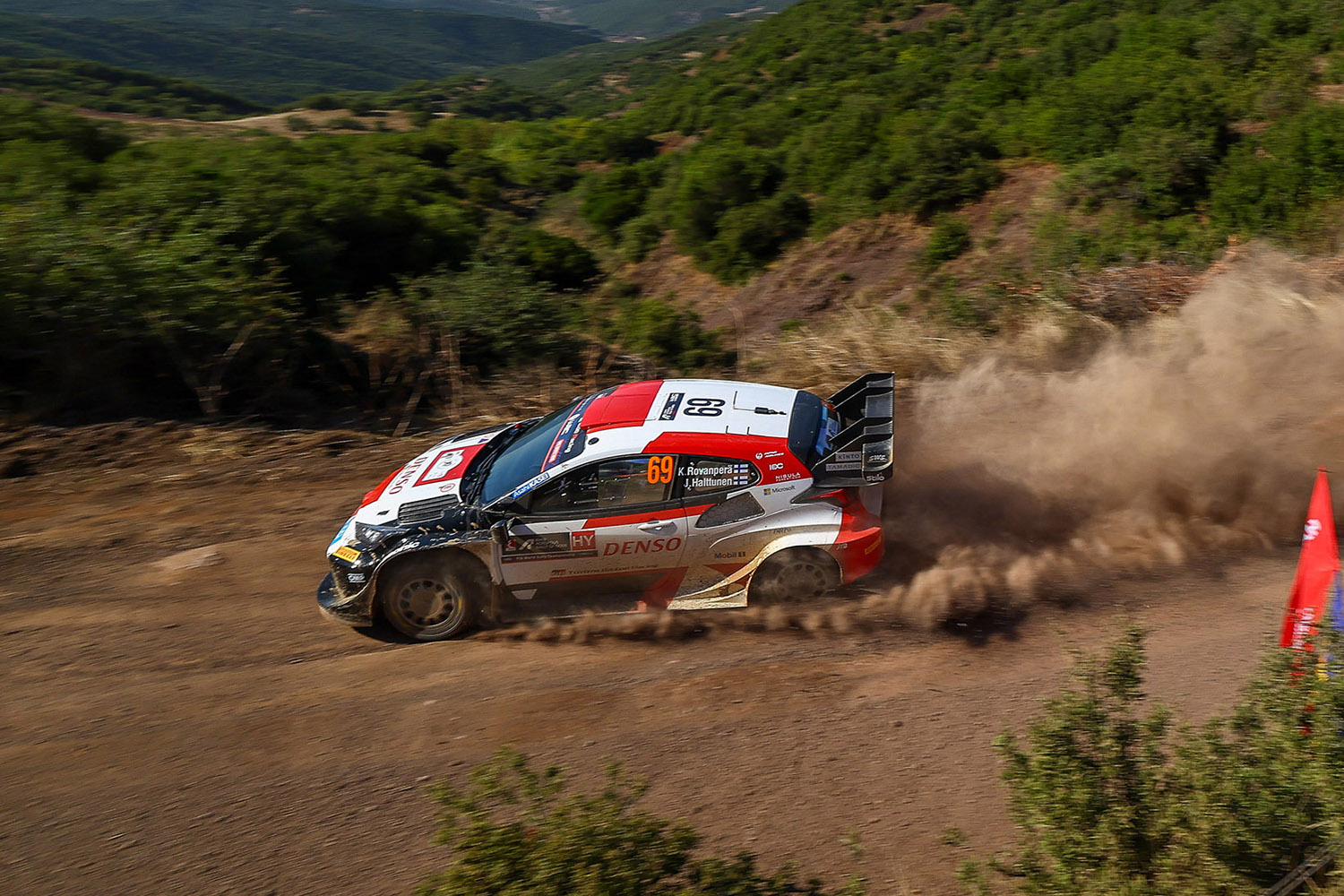 カッレ・ロバンペラ選手がドリブするGRヤリスRally1ハイブリッド