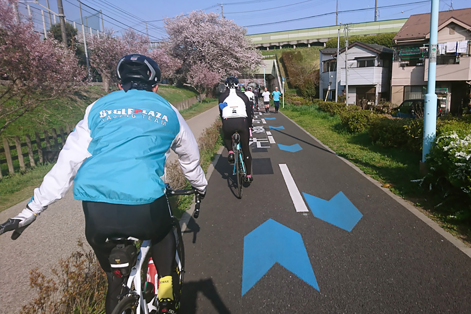 ハンドサインをするサイクリスト