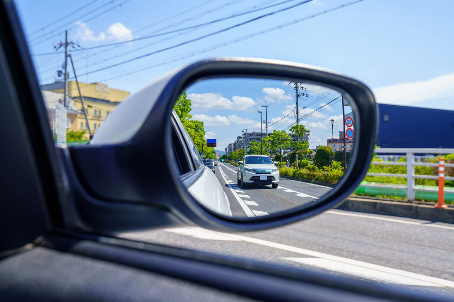 ドアミラーに映った隣車線の後続車 〜 画像2