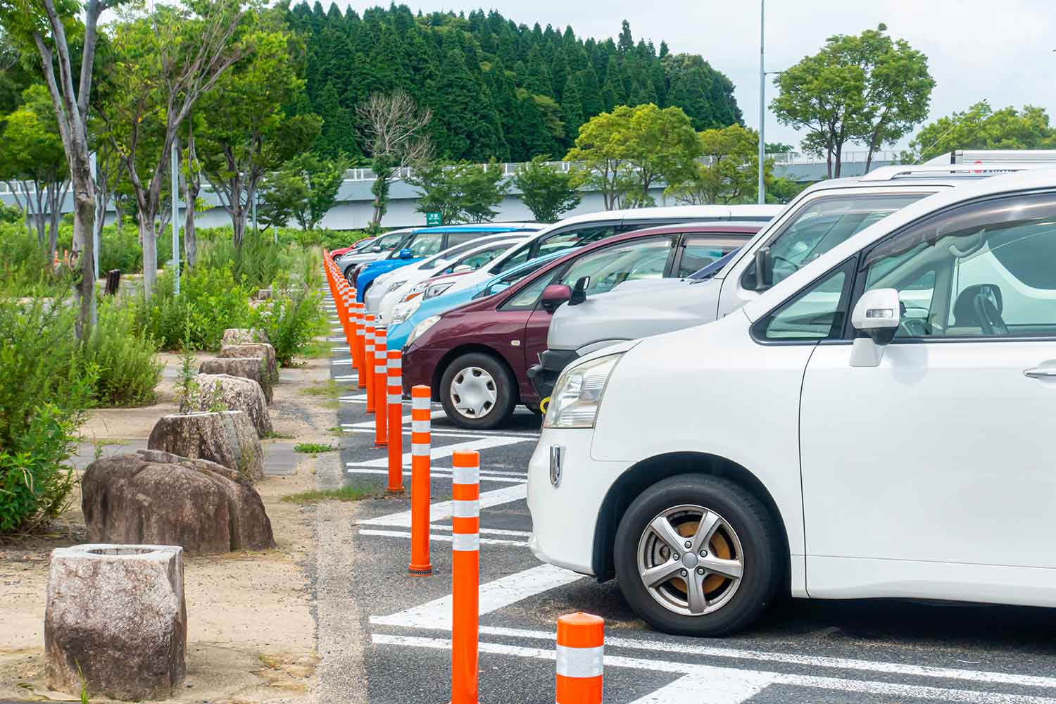 日中のサービスエリアの駐車場