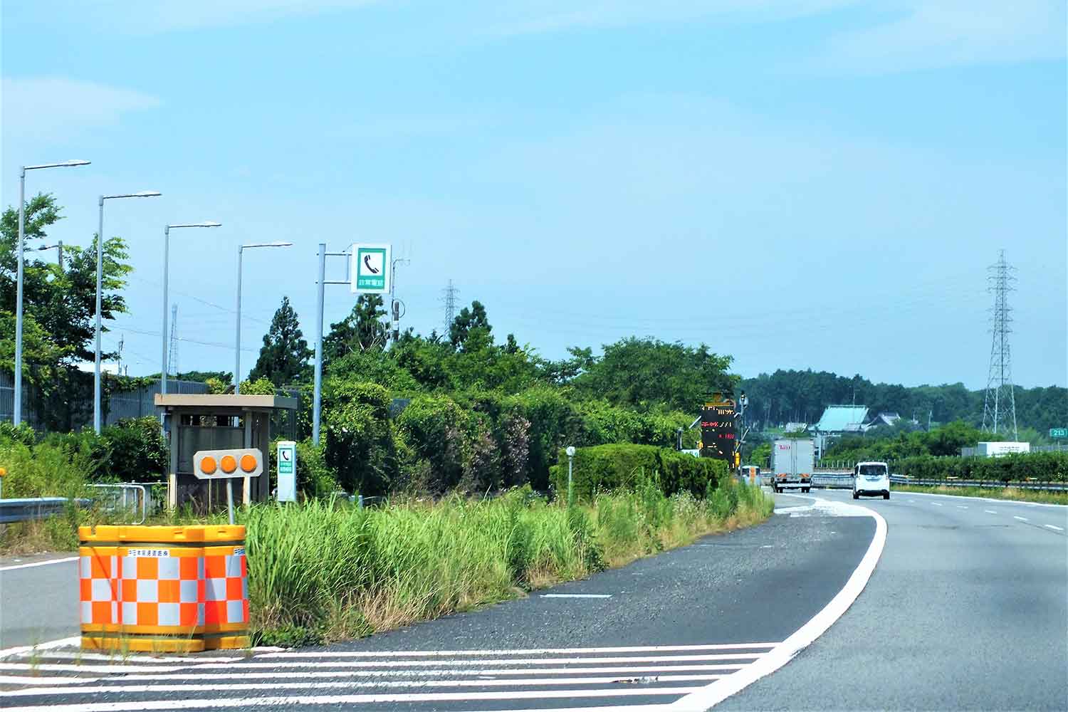 高速道路上のバス停