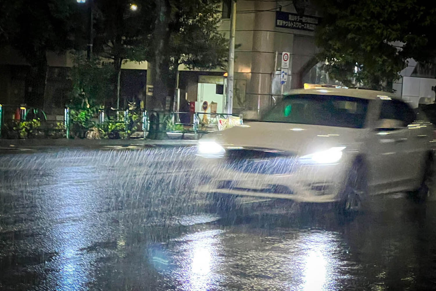 雨ふる夜間の道路を走行するクルマ 〜 画像4