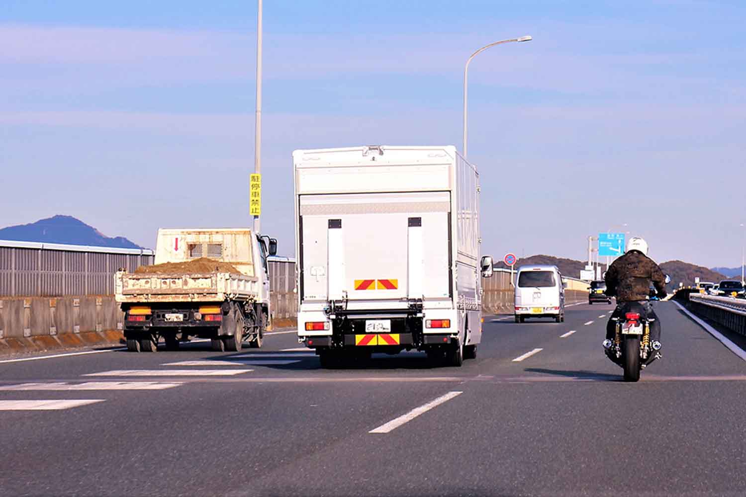 合流してくる車両をブロックしているようなイメージ写真