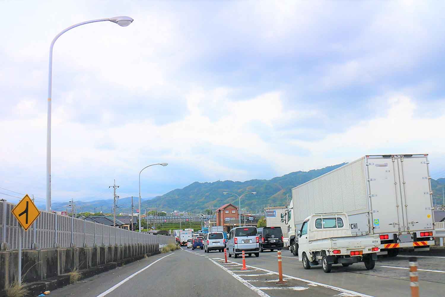 合流地点付近で渋滞が発生しているイメージ写真