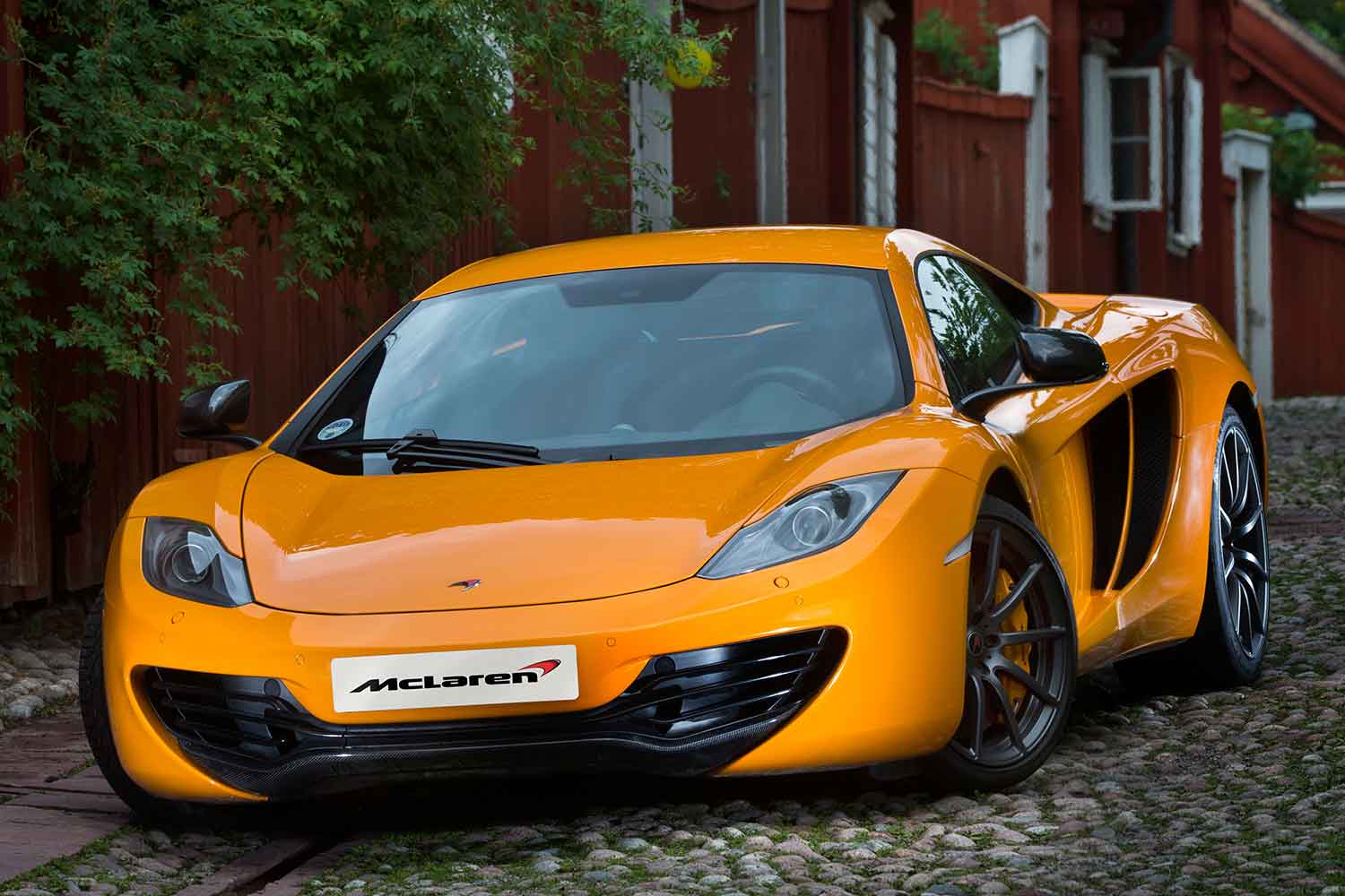 マクラーレンのブランドロゴマークを装着したMP4-12C