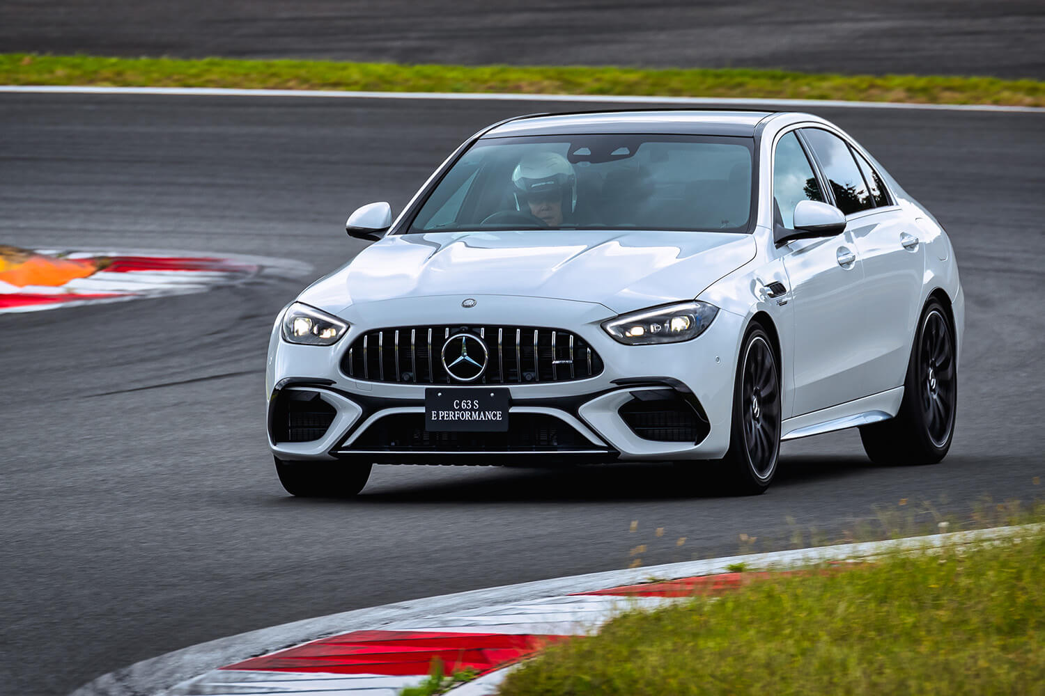 メルセデスAMG C63 S E-performanceの走行シーン 〜 画像3