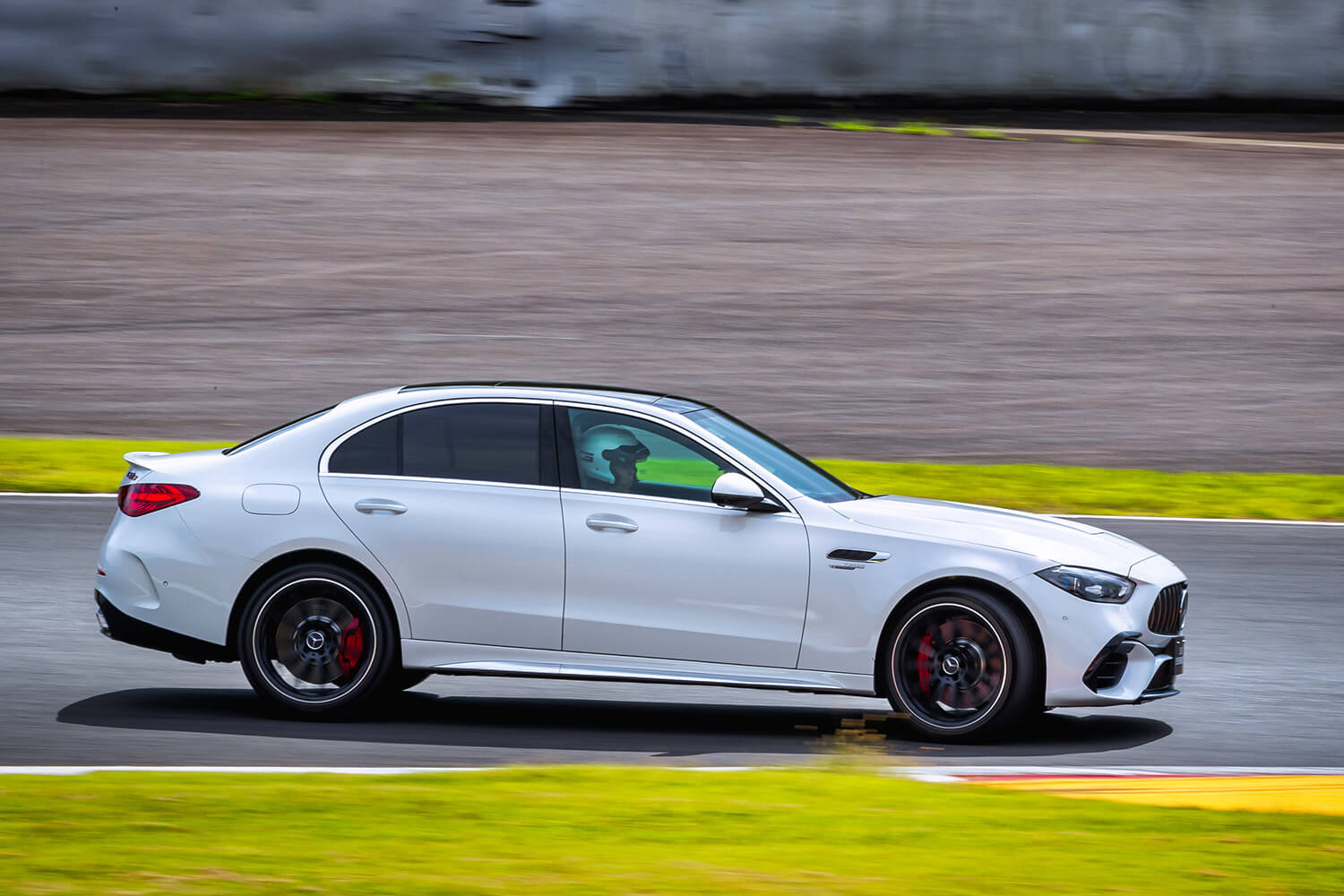 メルセデスAMG C63 S E-performanceの走行シーン 〜 画像10