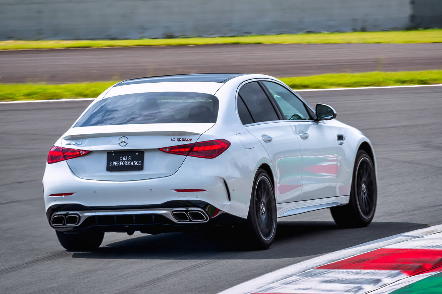 メルセデスAMG C63 S E-performanceの走行シーン 〜 画像12