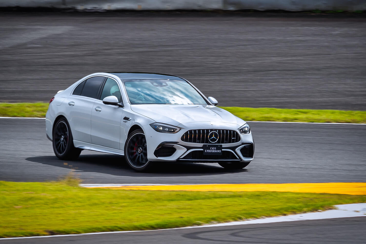 メルセデスAMG C63 S E-performanceのドリフトシーン 〜 画像15