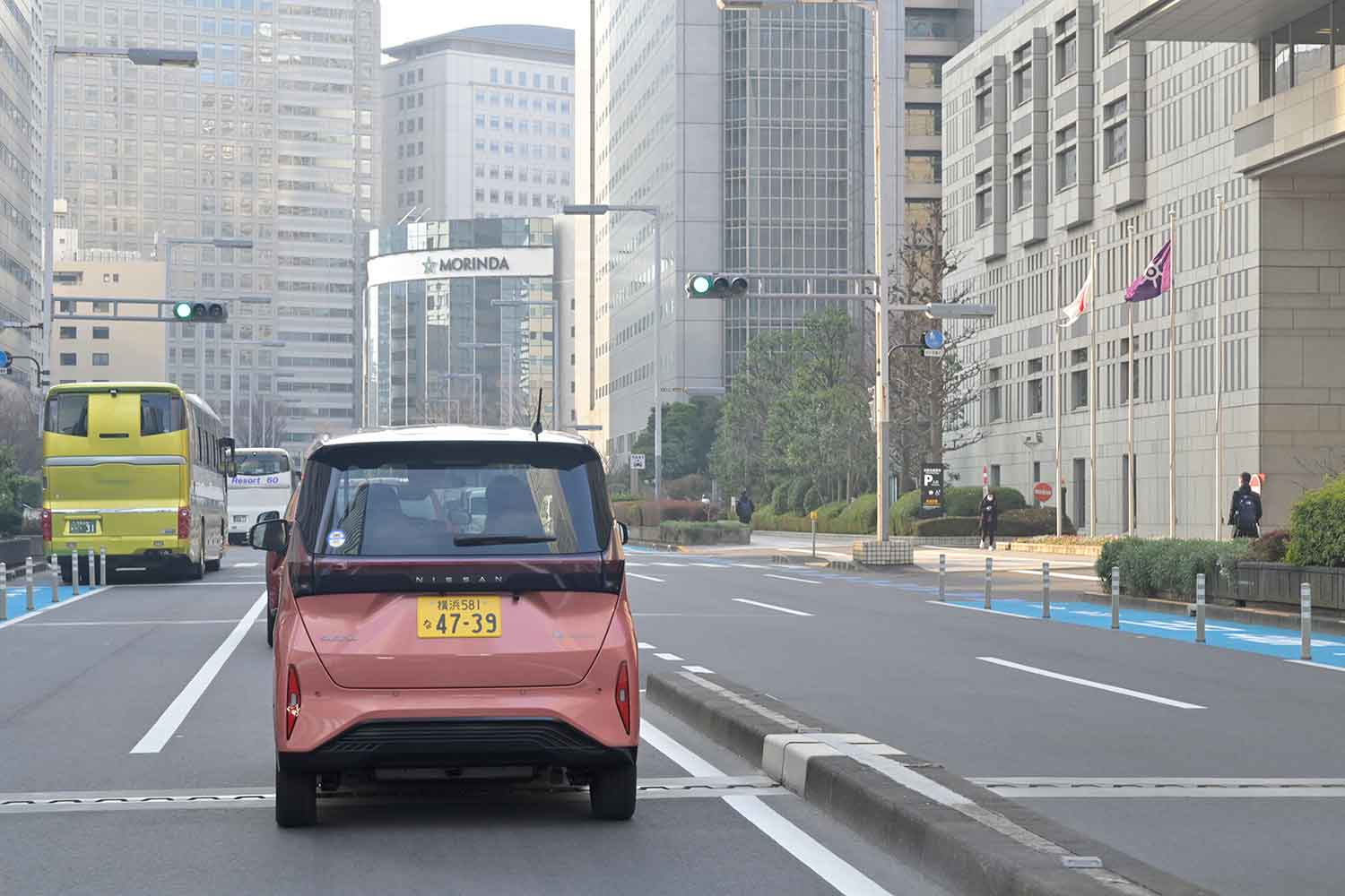 信号待ちから発進する日産サクラ 〜 画像1