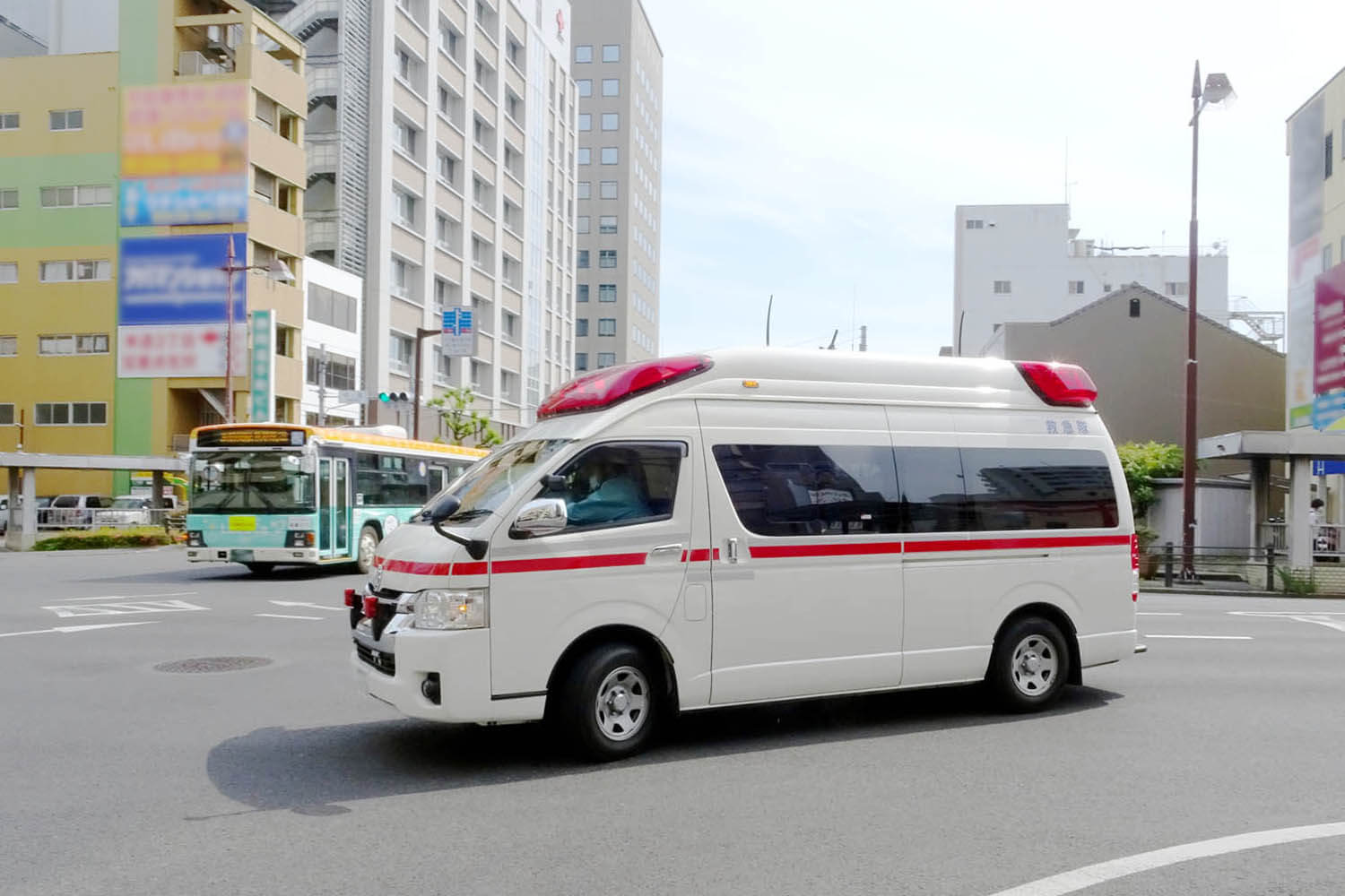 緊急出動している救急車 〜 画像4