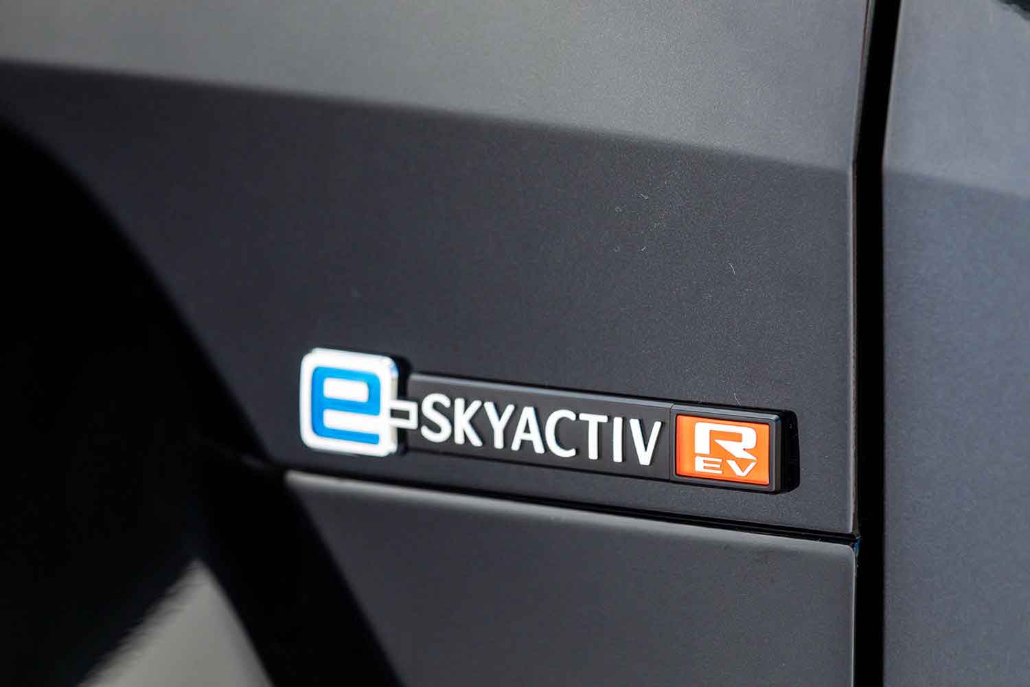 マツダMX-30 e-SKYACTIV REVのバッジ 〜 画像3