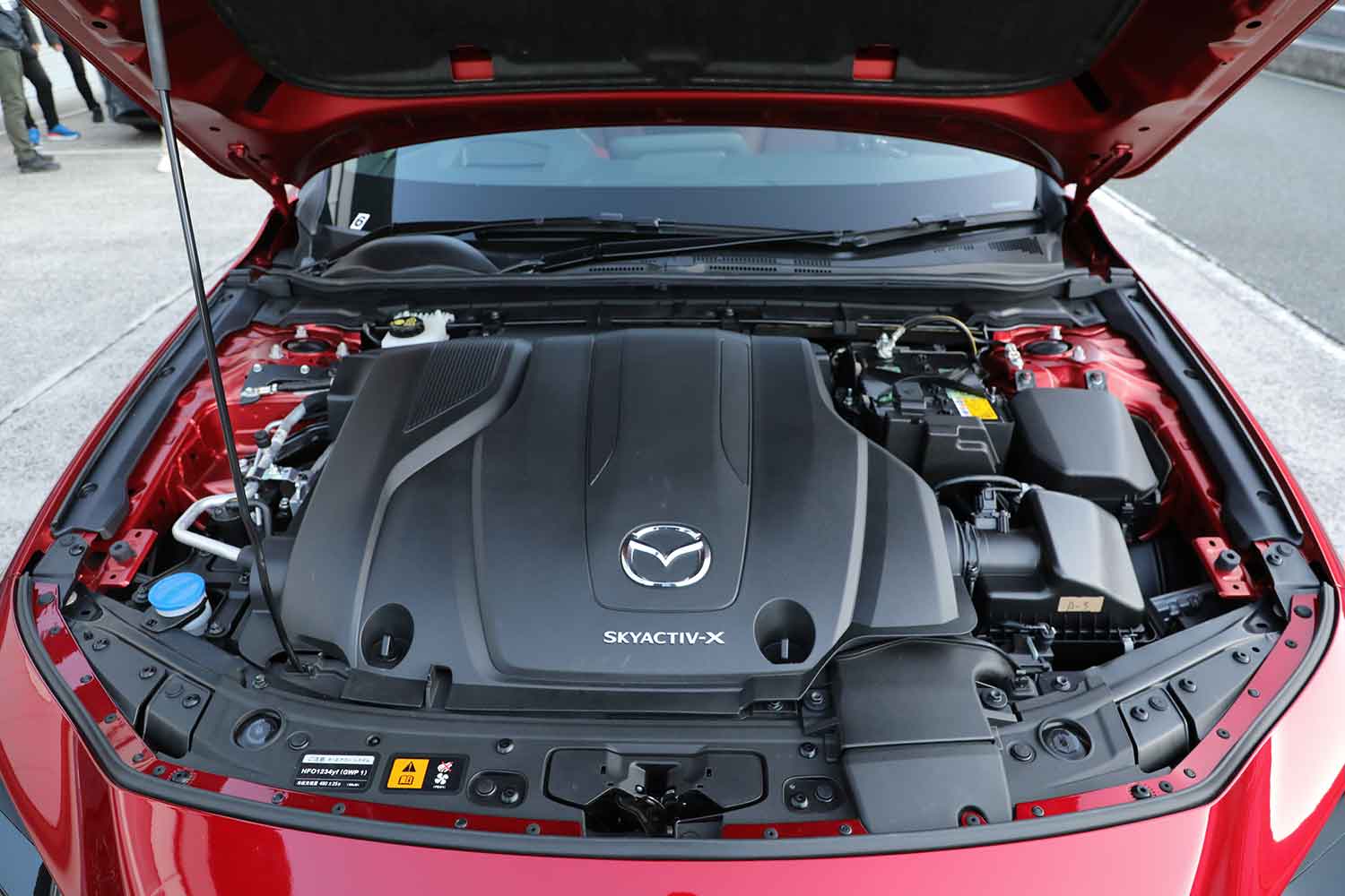 マツダ3 ファストバック e-SKYACTIV X 2.0のエンジンルーム