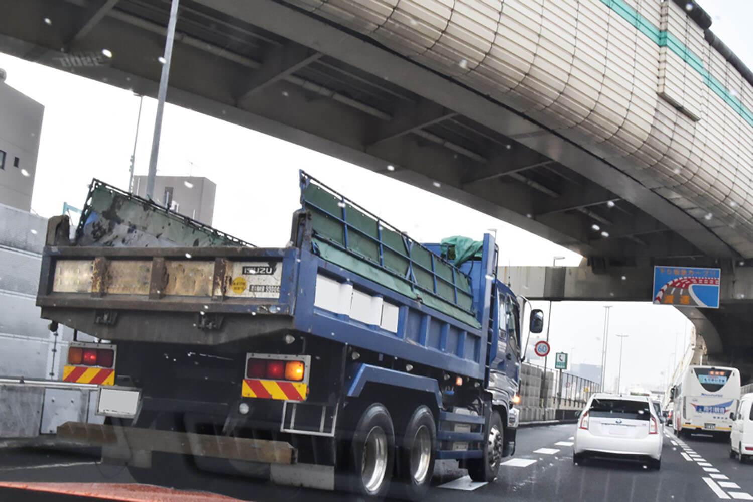 「割り込むんじゃねーよ」と思われないために重要なのはウインカーと車間距離