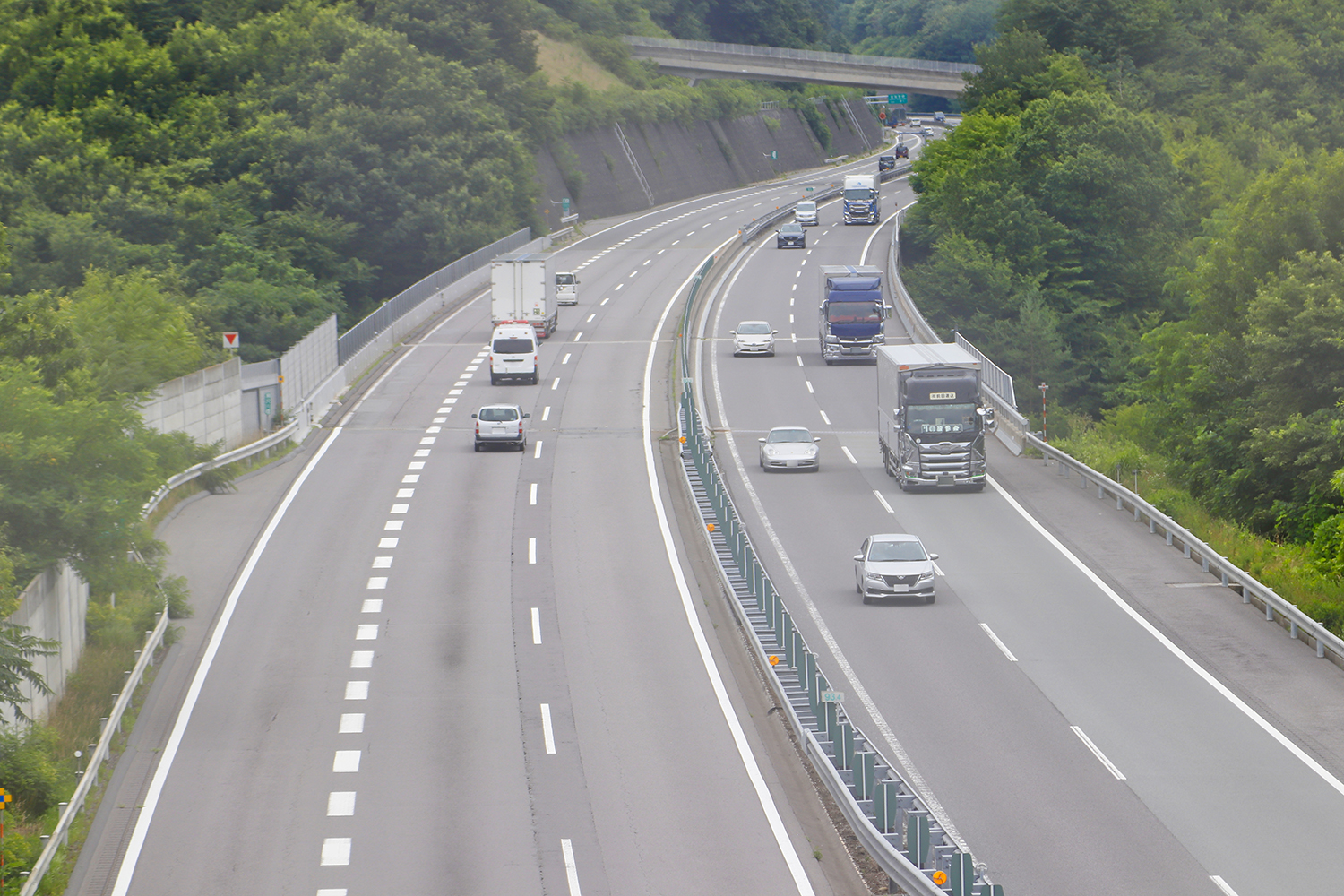 高速道路で車線を塞ぐ大型トラックのやむを得ない状況