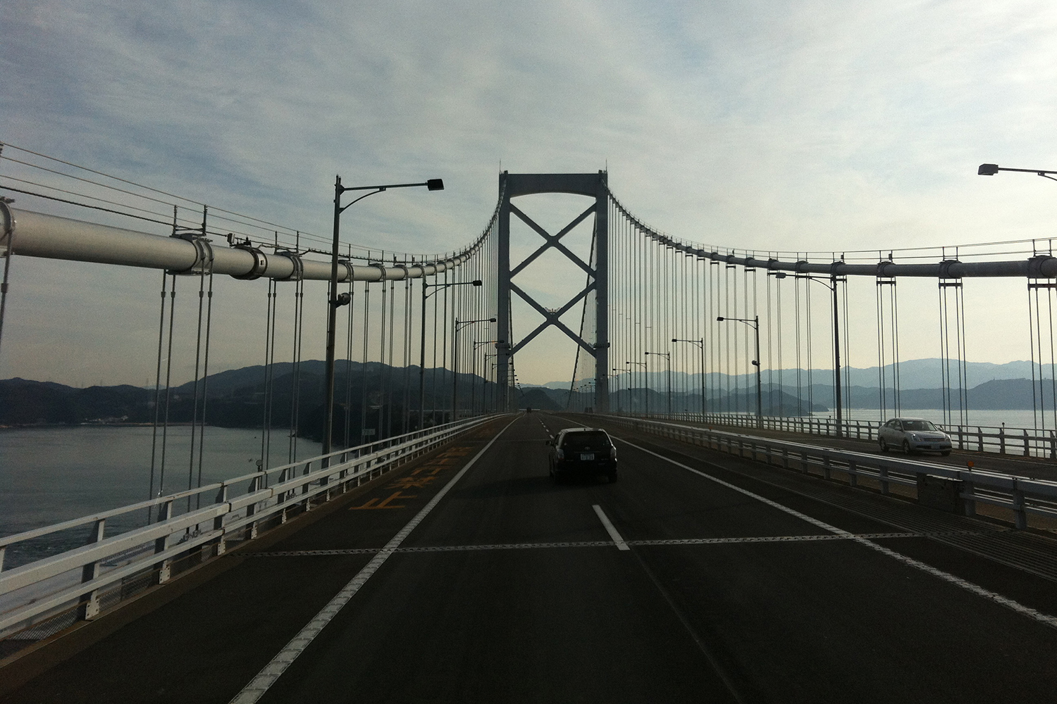 車線変更をする乗用車 〜 画像4