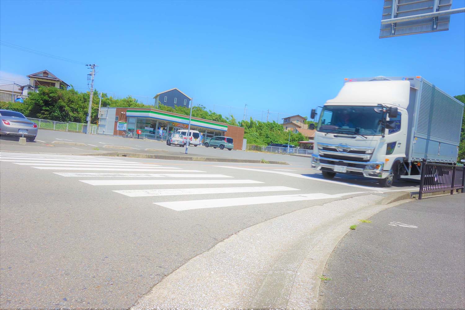 コンビニに停車するトラック 〜 画像6