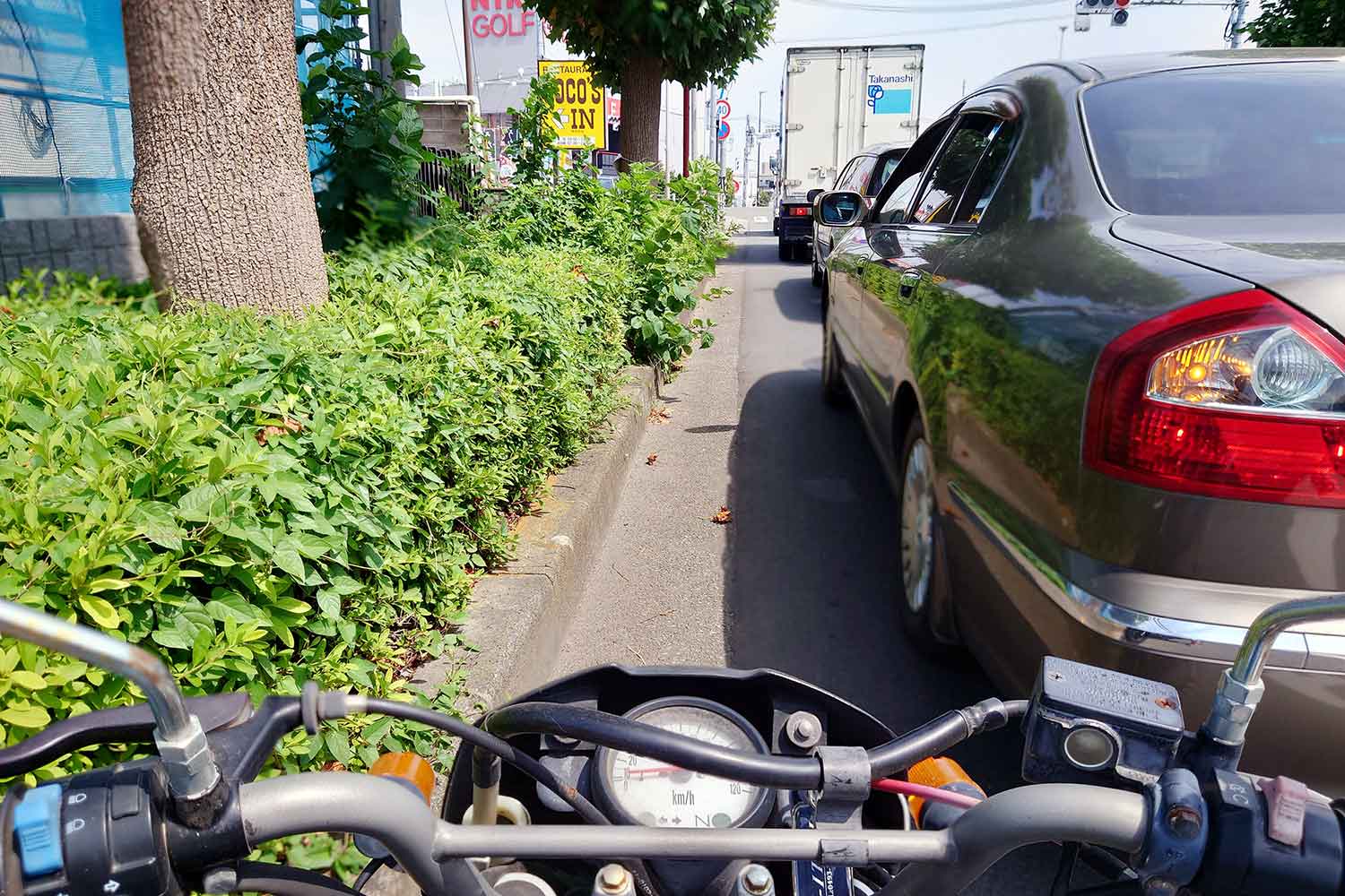 路肩側にいるバイクのイメージ写真