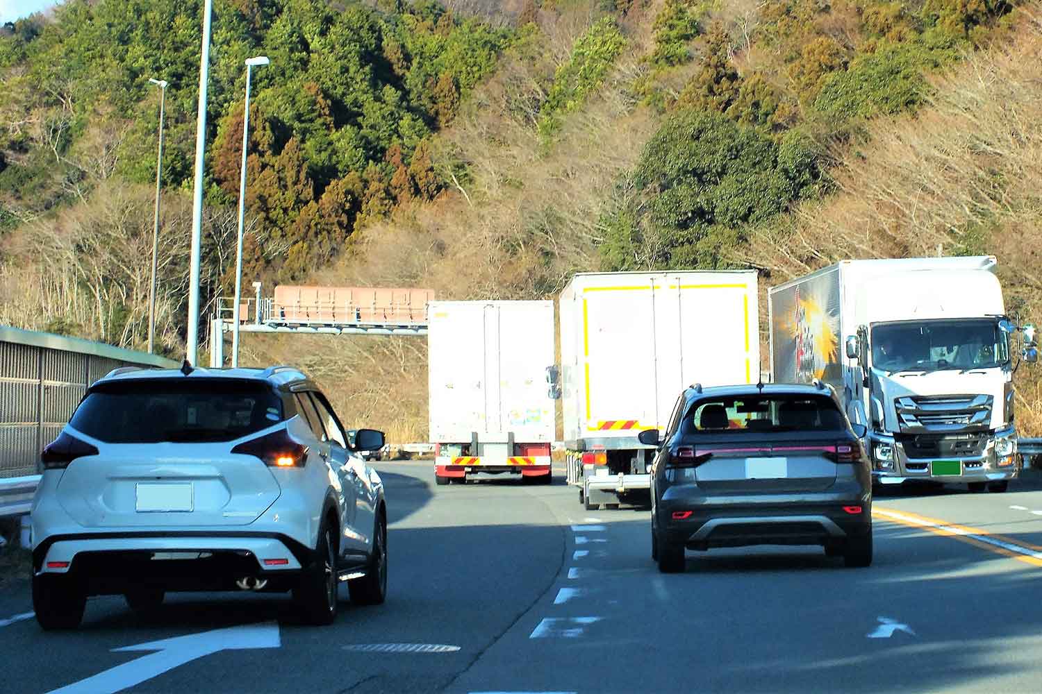 合流車線から合流する写真