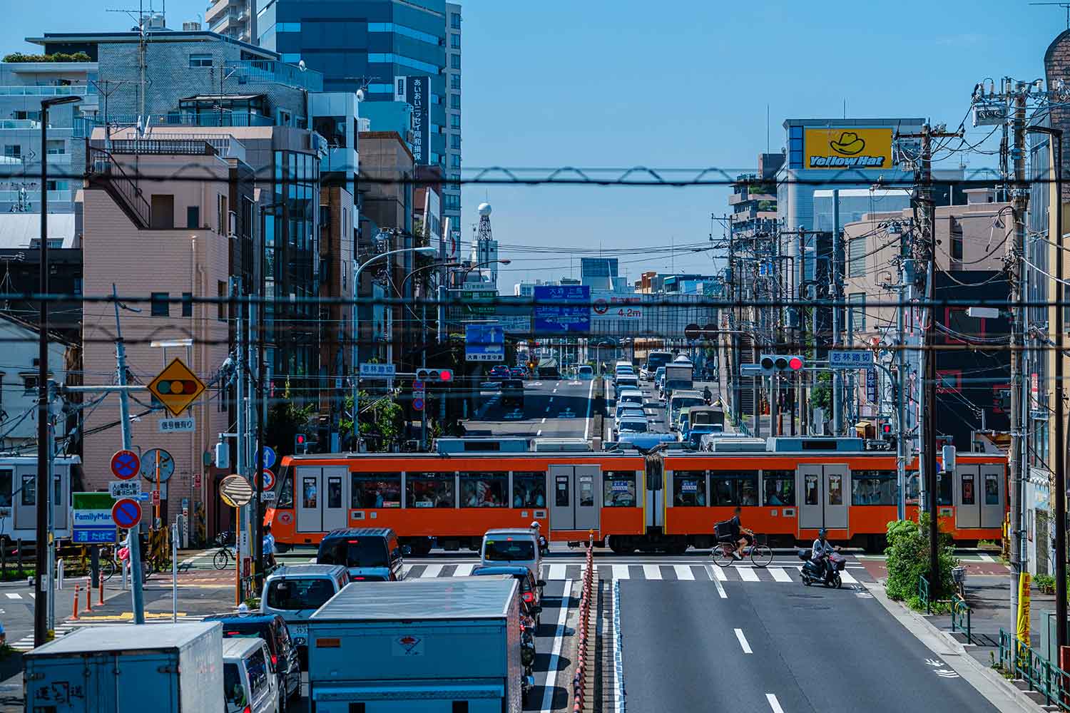 信号機の設置されている踏切で停車している車列