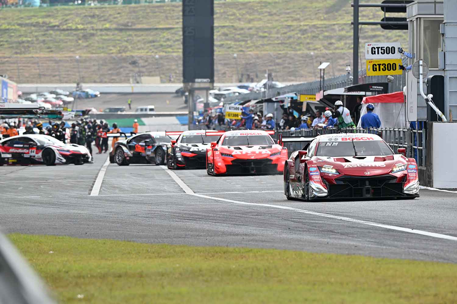 ピットレーンから出てくる複数台のホンダNSX-GT 〜 画像10