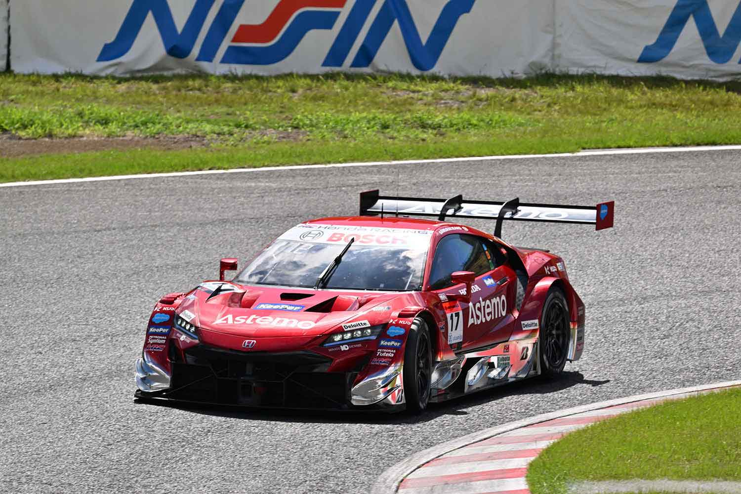 コーナリング中のホンダNSX-GT（17号車） 〜 画像13