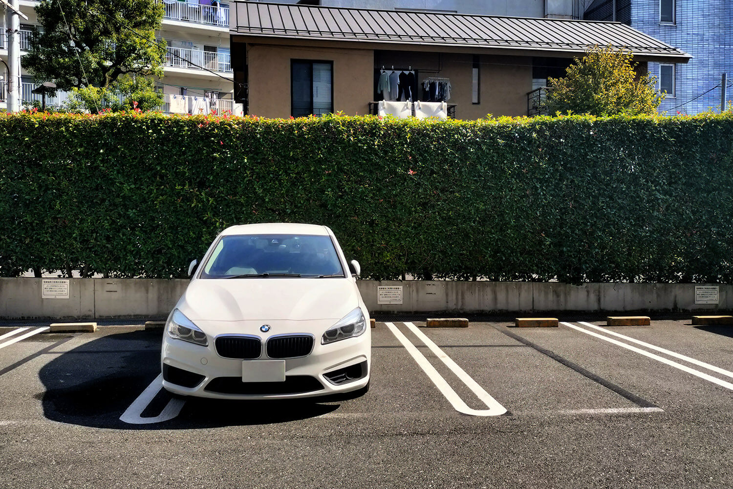 わざと隣のスペースを大きく開けて駐車 〜 画像5