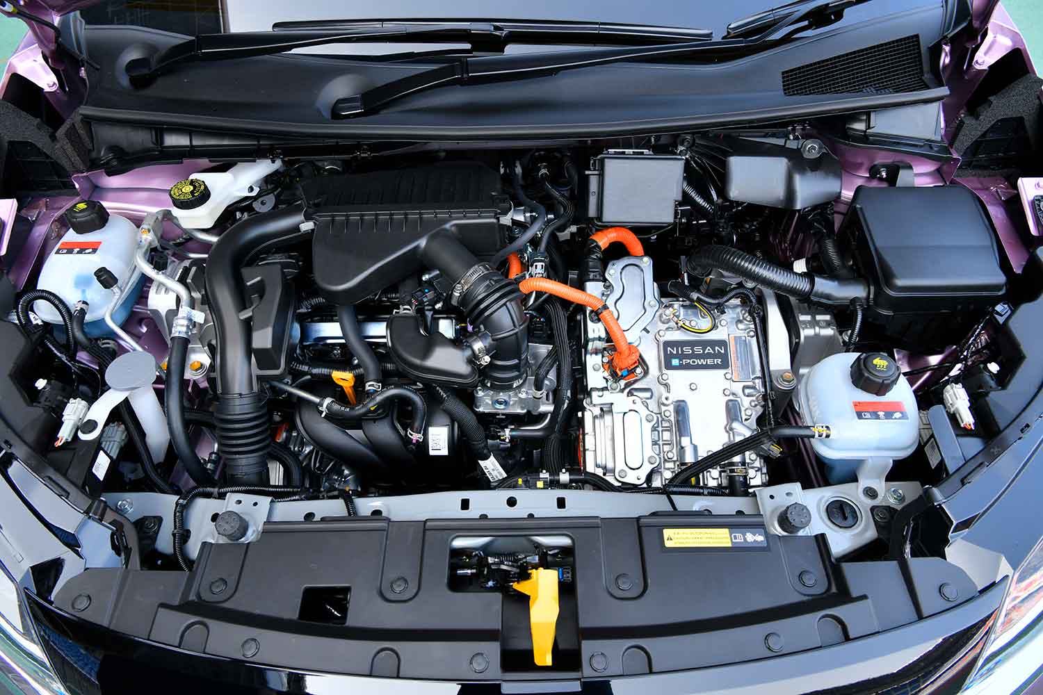 日産ノート e-POWER（3代目）のエンジンルーム 〜 画像3