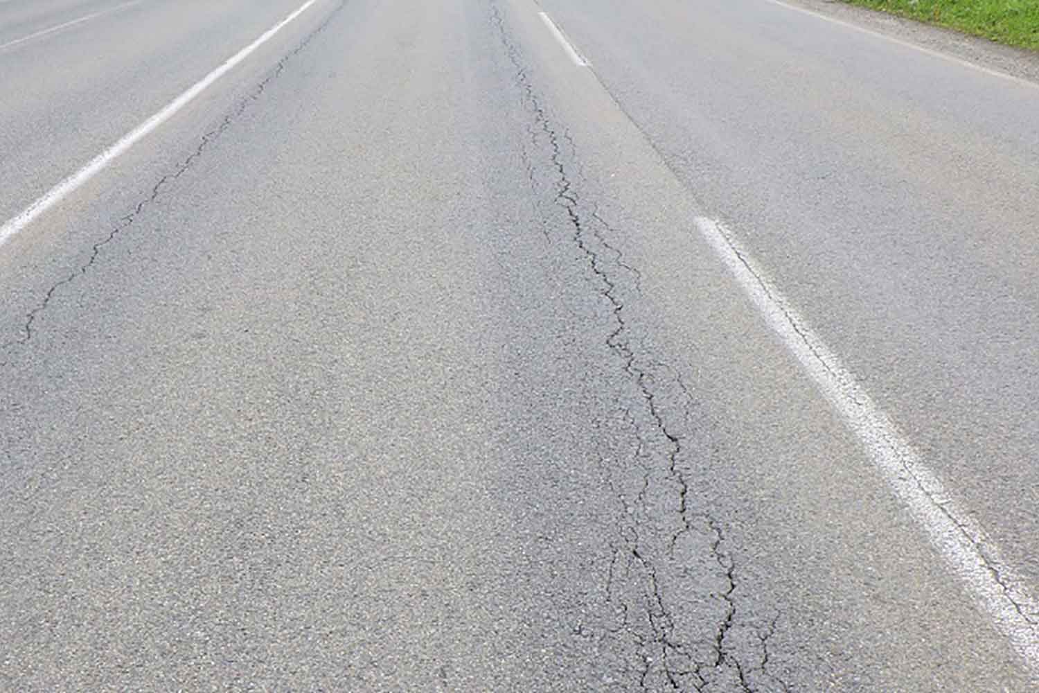 道路上に轍ができているイメージ写真