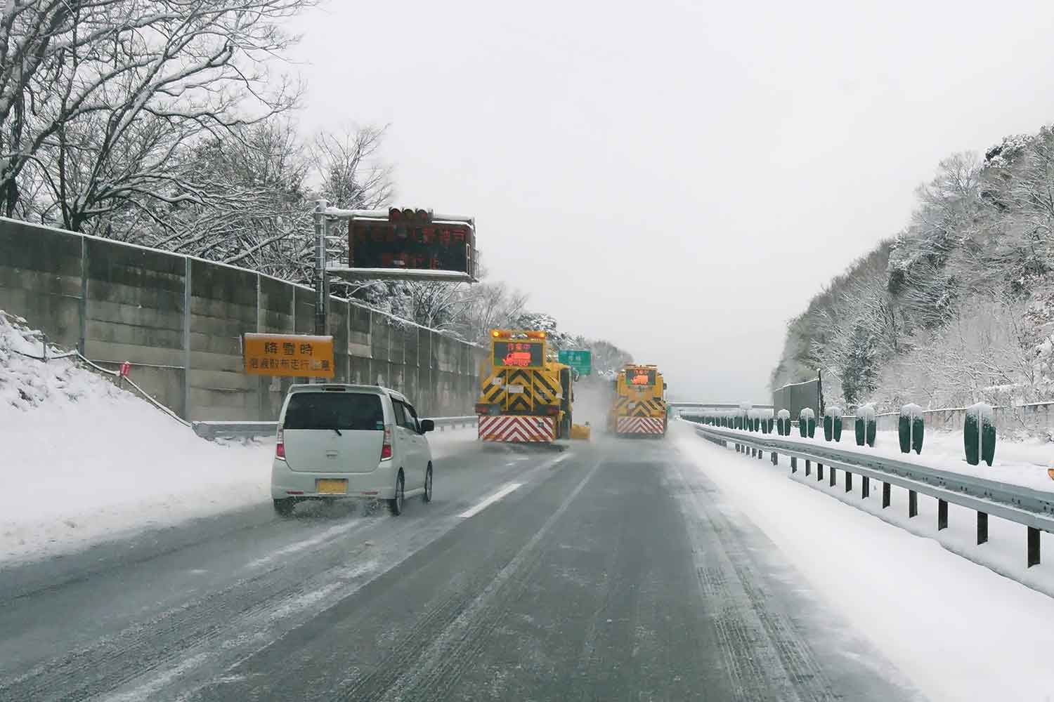 高速道路で除雪作業を行う除雪車のイメージ写真 〜 画像2