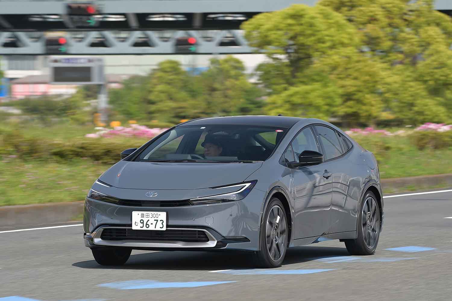 トヨタ・プリウスPHEV（5代目）の走行写真