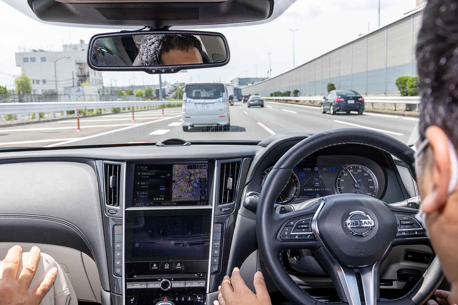 高速道路上で自動運転支援技術を作動させている写真 〜 画像3