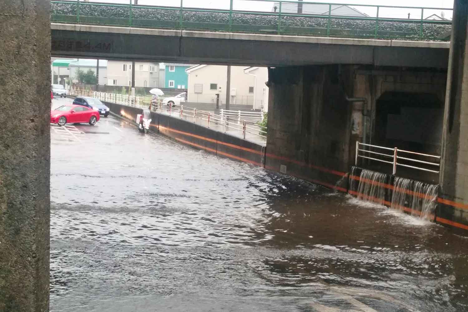 冠水した高架下の道路のイメージ写真