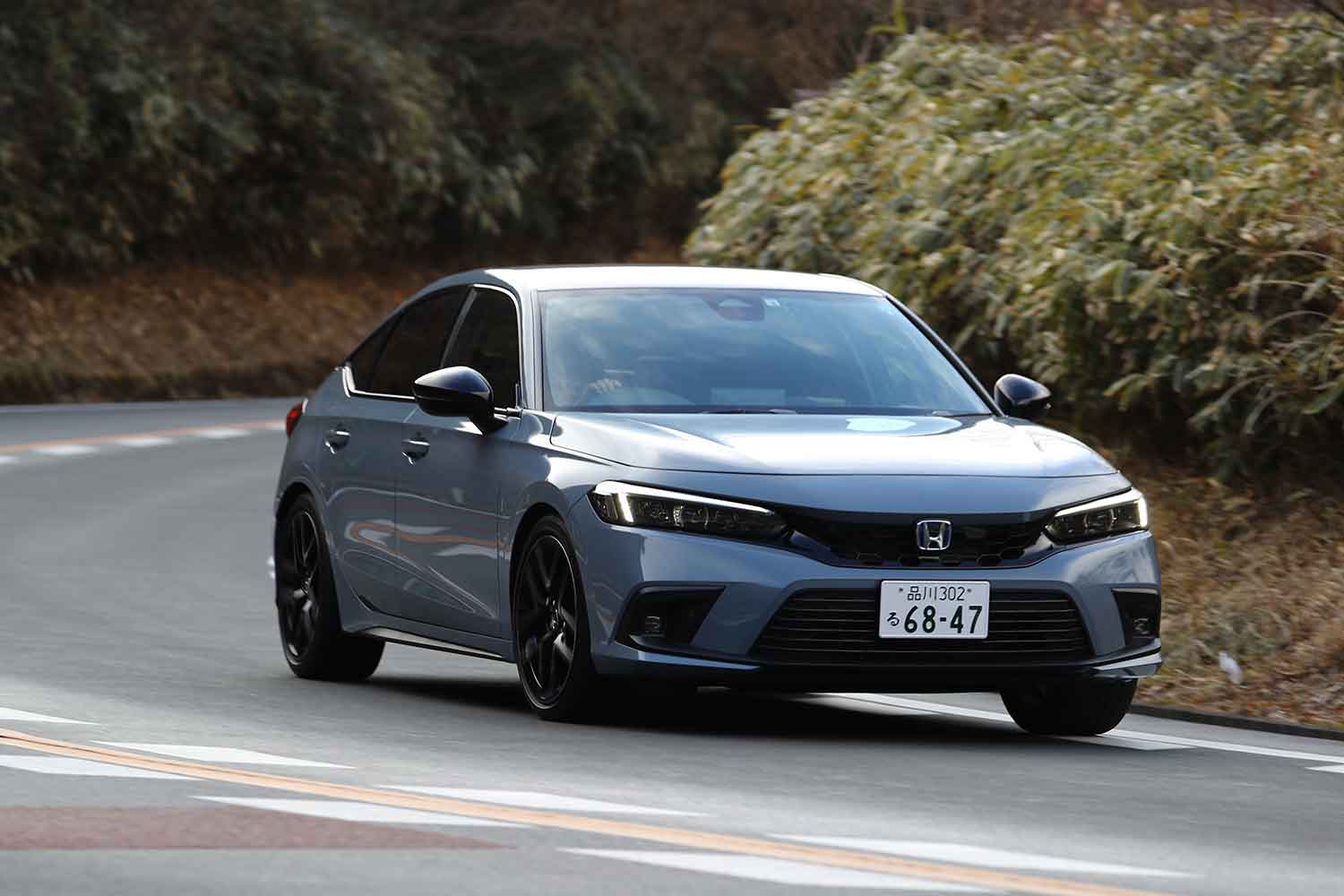 山道でコーナリングをする自動車 〜 画像12