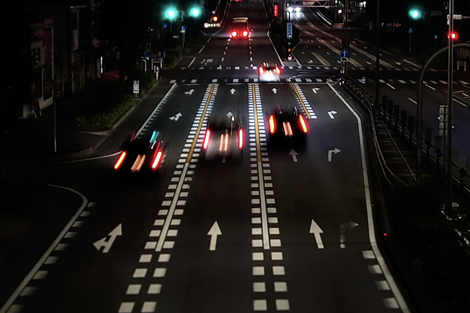 ダイナミックすぎる３車線跨ぎの車線変更！　あれって法的には大丈夫なの？